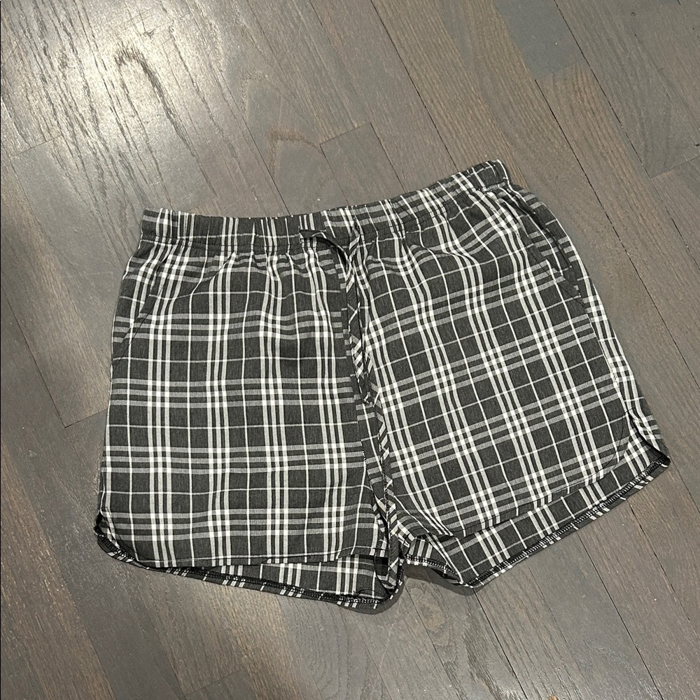 Chic Black and White Plaid Shorts y.